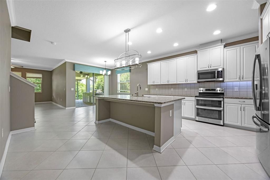 Activo con contrato: $579,900 (4 camas, 3 baños, 3384 Pies cuadrados)