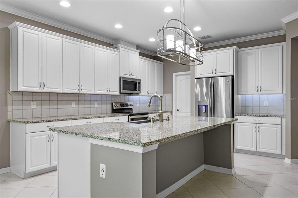 Activo con contrato: $579,900 (4 camas, 3 baños, 3384 Pies cuadrados)