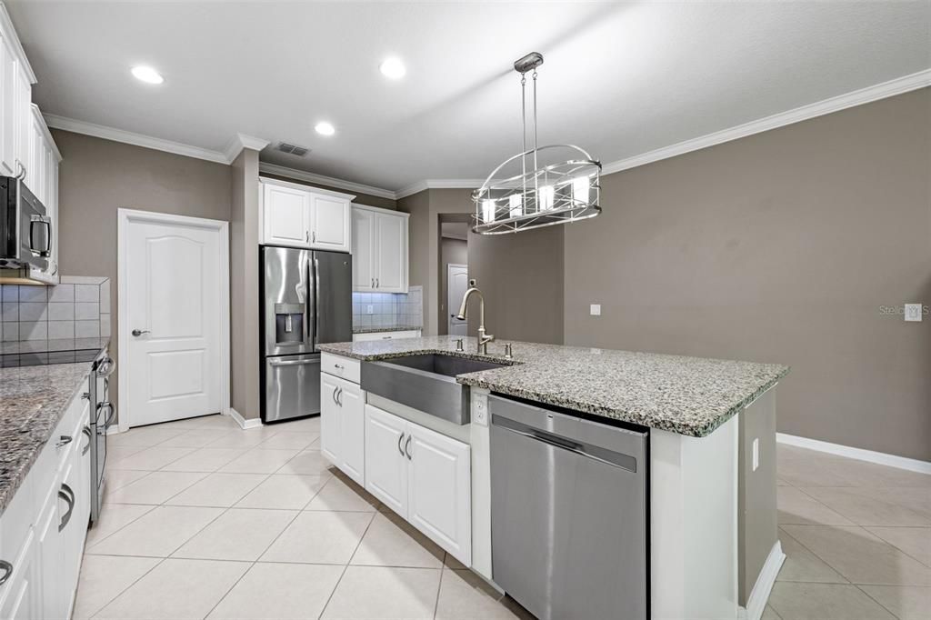 Activo con contrato: $579,900 (4 camas, 3 baños, 3384 Pies cuadrados)