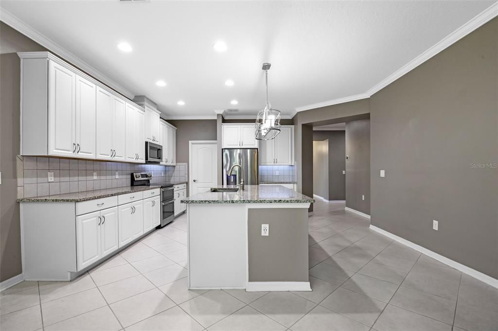 Activo con contrato: $579,900 (4 camas, 3 baños, 3384 Pies cuadrados)