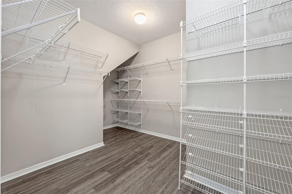 Activo con contrato: $579,900 (4 camas, 3 baños, 3384 Pies cuadrados)