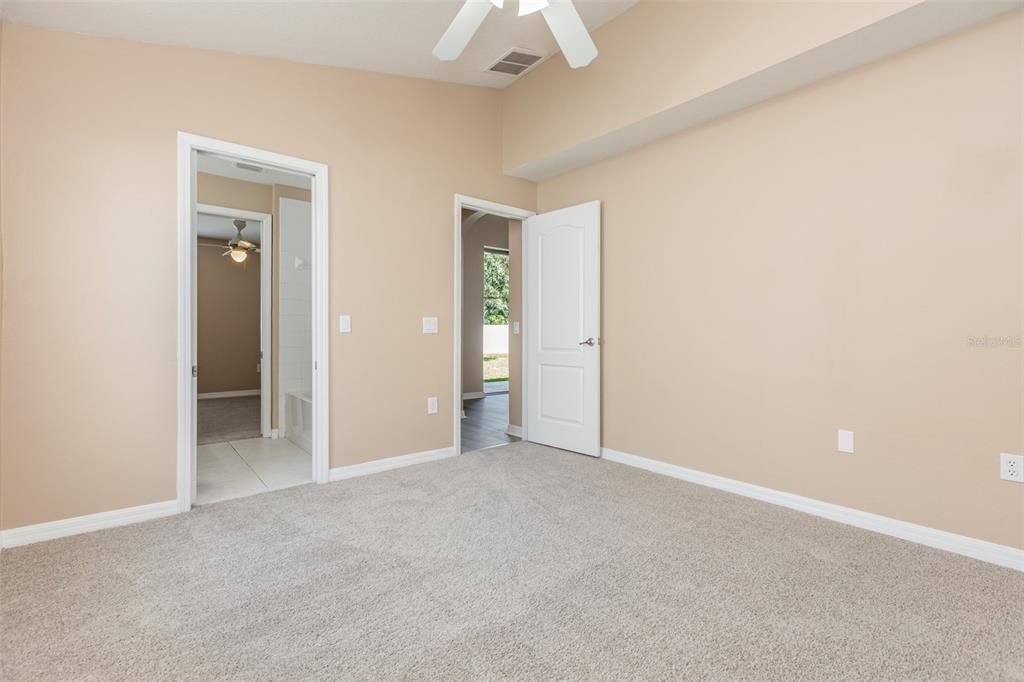 Activo con contrato: $307,500 (4 camas, 3 baños, 1780 Pies cuadrados)