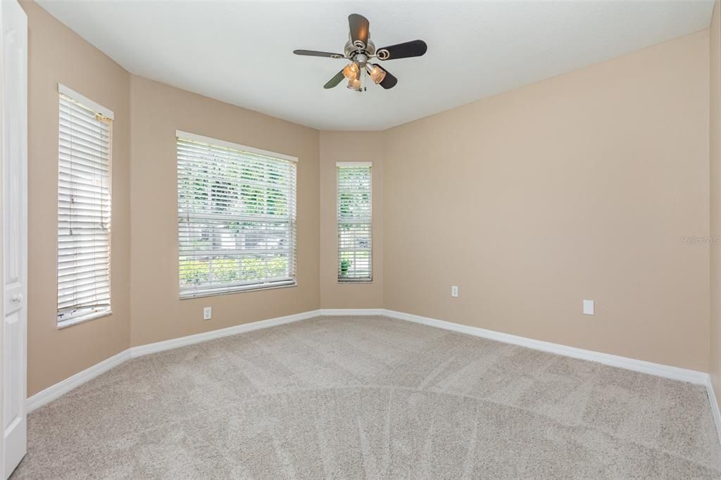 Activo con contrato: $307,500 (4 camas, 3 baños, 1780 Pies cuadrados)