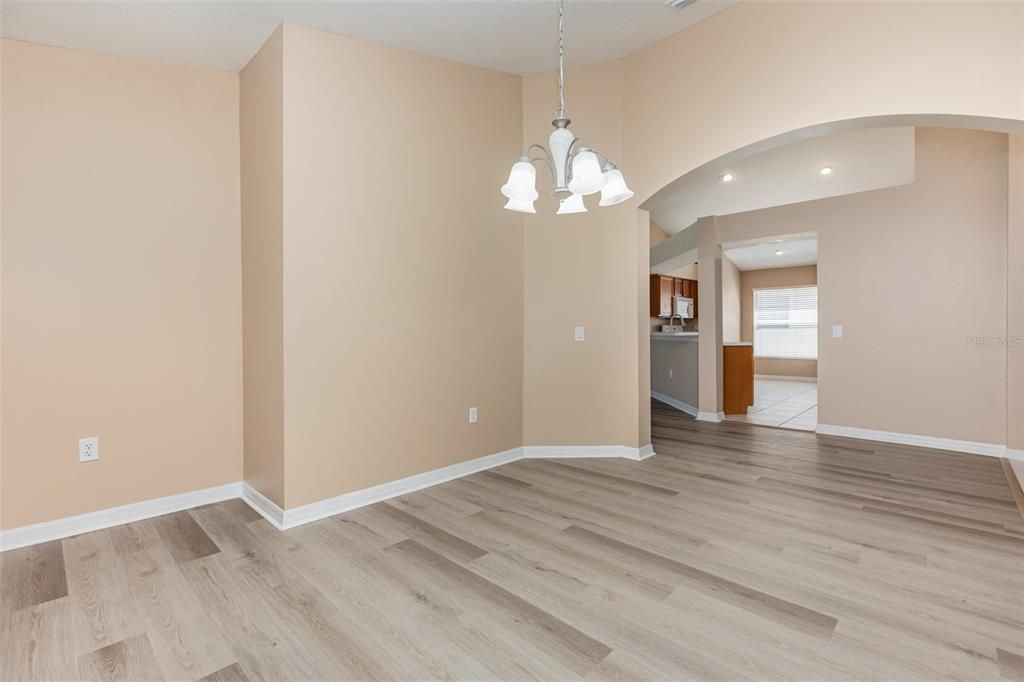 Activo con contrato: $307,500 (4 camas, 3 baños, 1780 Pies cuadrados)