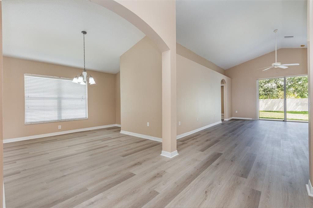 Activo con contrato: $307,500 (4 camas, 3 baños, 1780 Pies cuadrados)