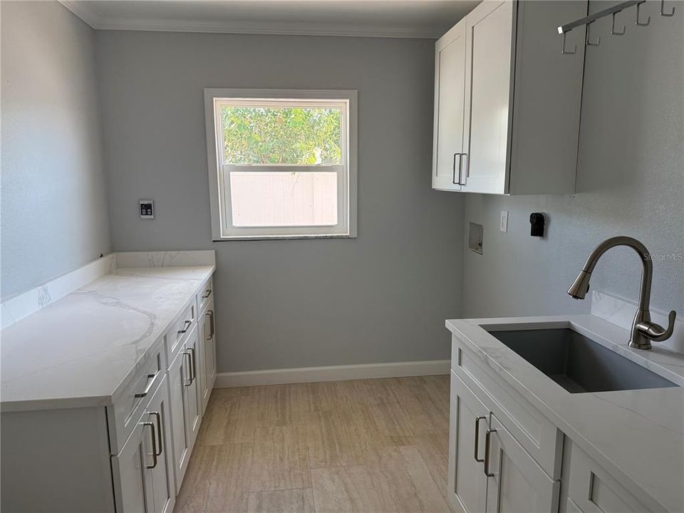 出租: $8,500 (3 贝兹, 2 浴室, 2395 平方英尺)