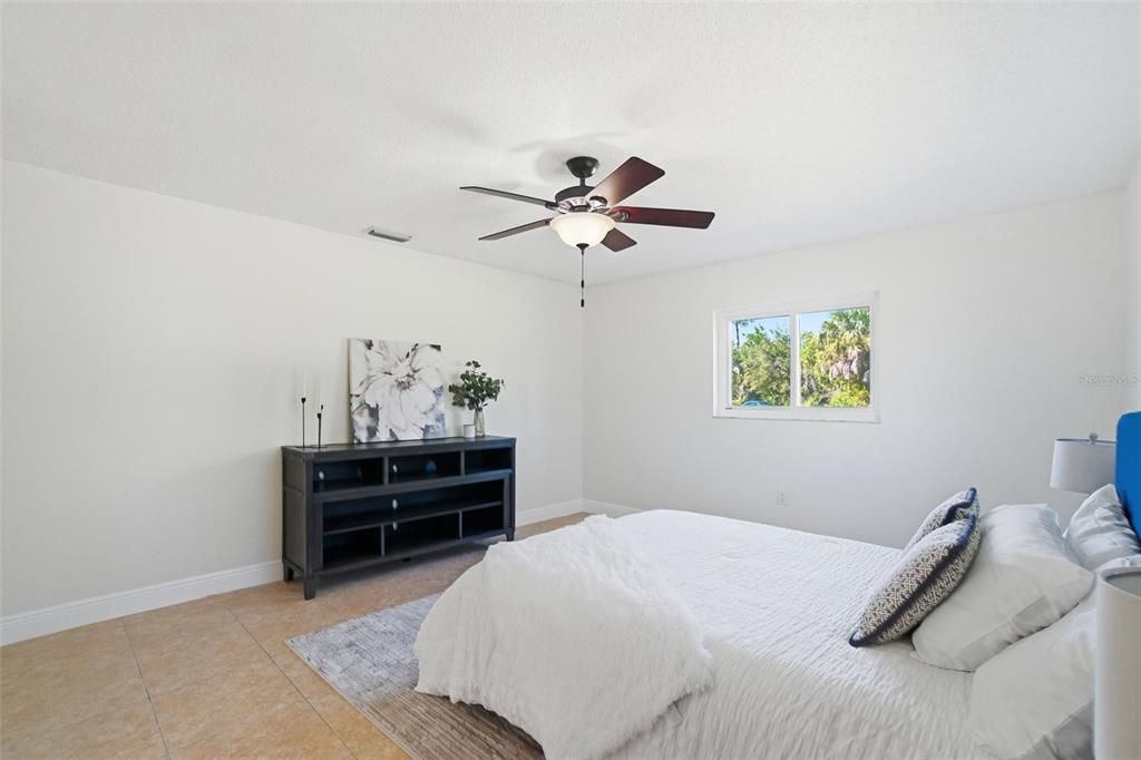 Под контрактом: $239,000 (3 спален, 2 ванн, 1748 Квадратных фут)