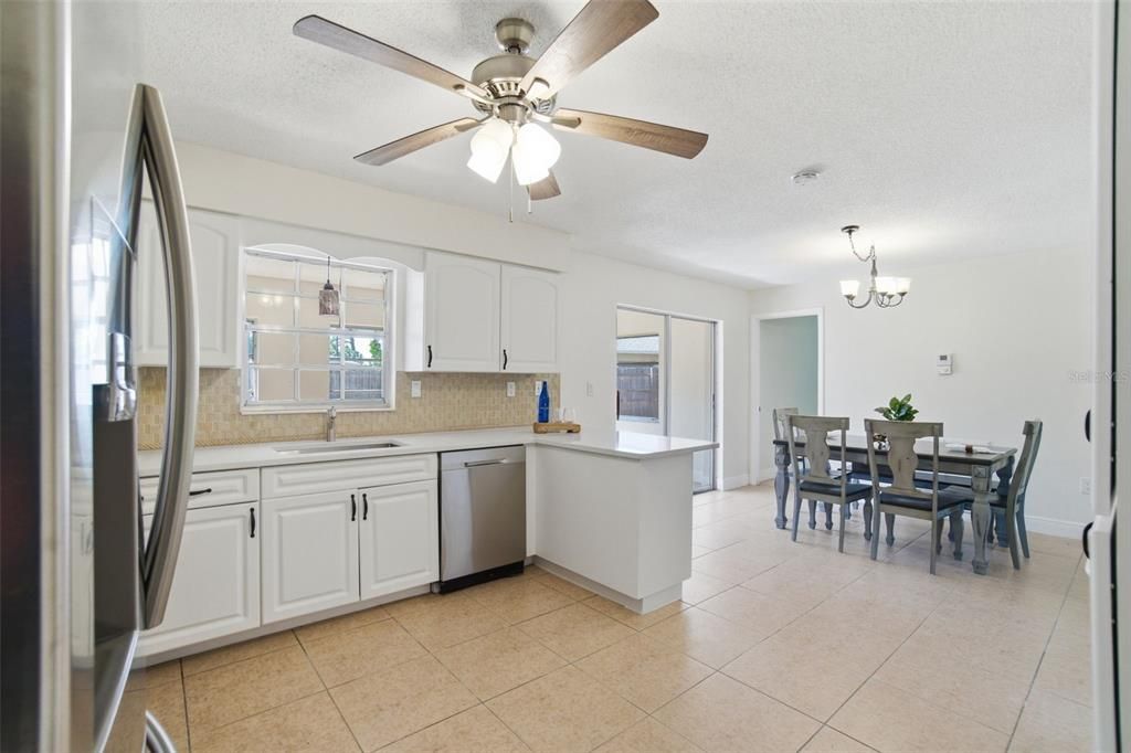 Под контрактом: $239,000 (3 спален, 2 ванн, 1748 Квадратных фут)