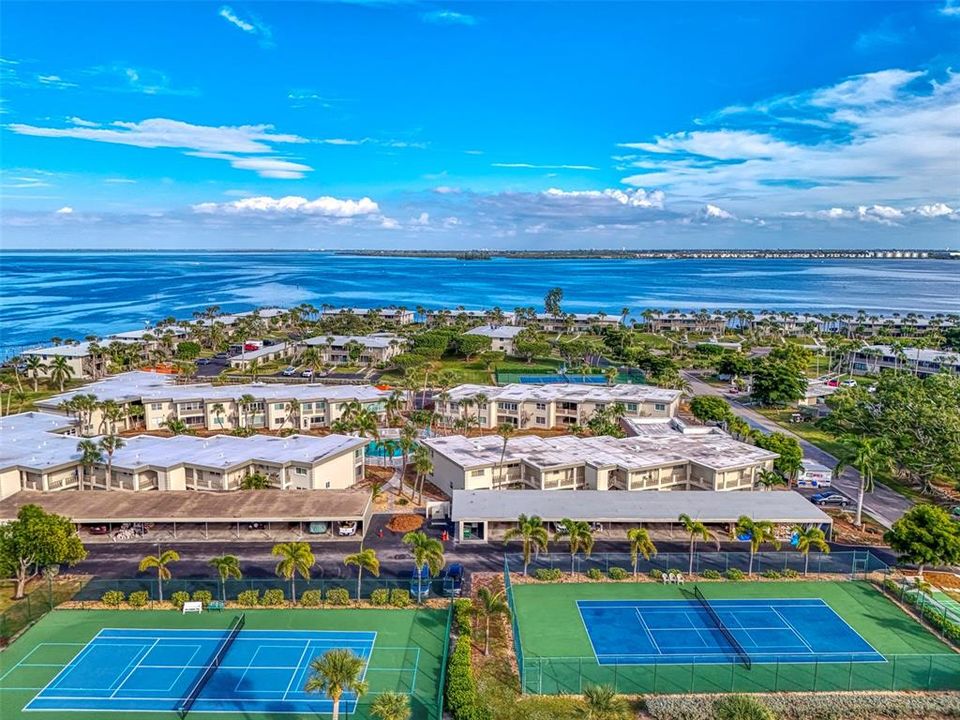 For Sale: $709,900 (2 beds, 2 baths, 1458 Square Feet)