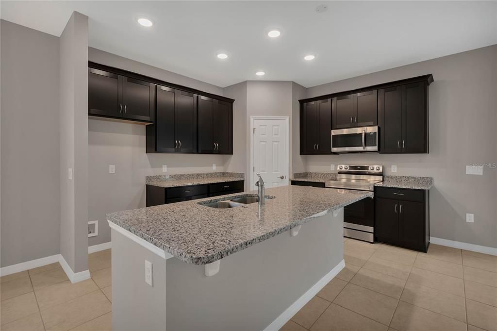 合同活跃: $311,990 (4 贝兹, 3 浴室, 2001 平方英尺)