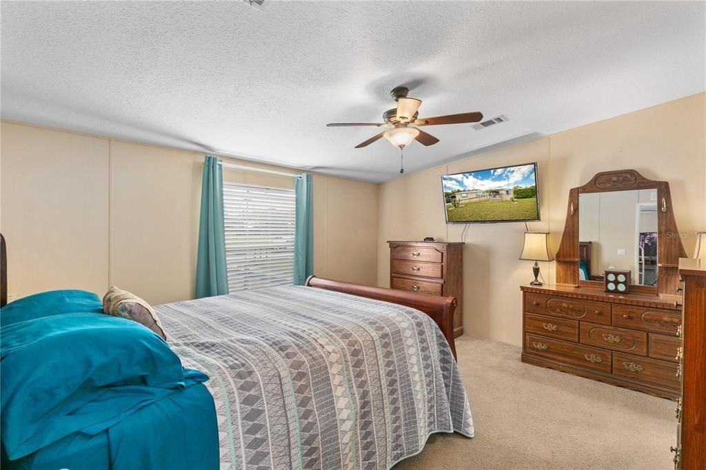 For Sale: $250,000 (4 beds, 2 baths, 1399 Square Feet)