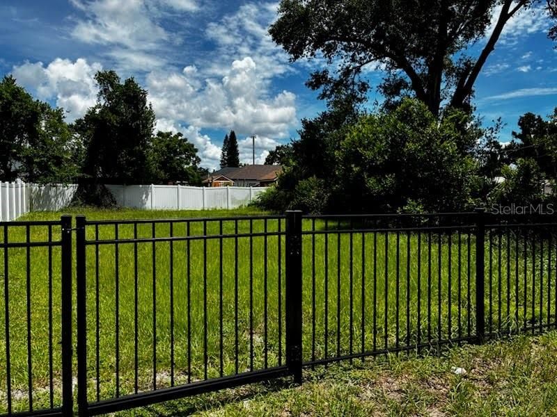 На продажу: $95,000 (0.11 acres)