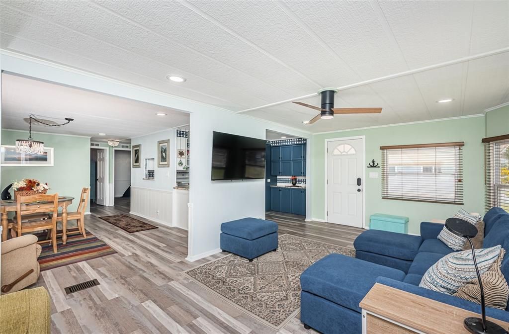 Active With Contract: $192,000 (2 beds, 2 baths, 1096 Square Feet)