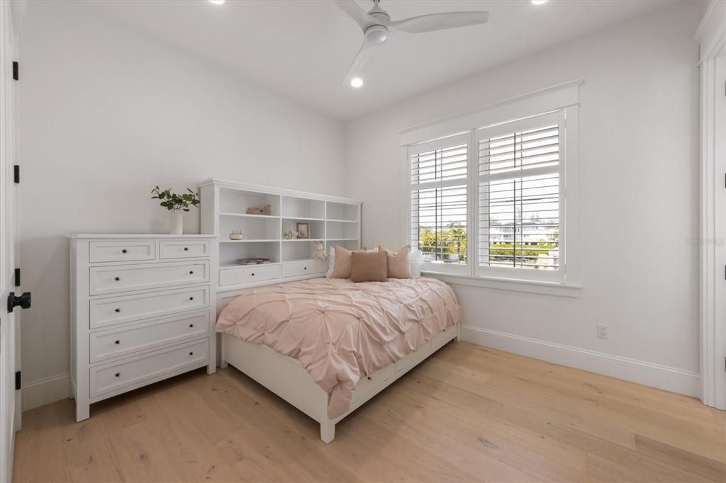 For Sale: $5,995,000 (5 beds, 5 baths, 3400 Square Feet)