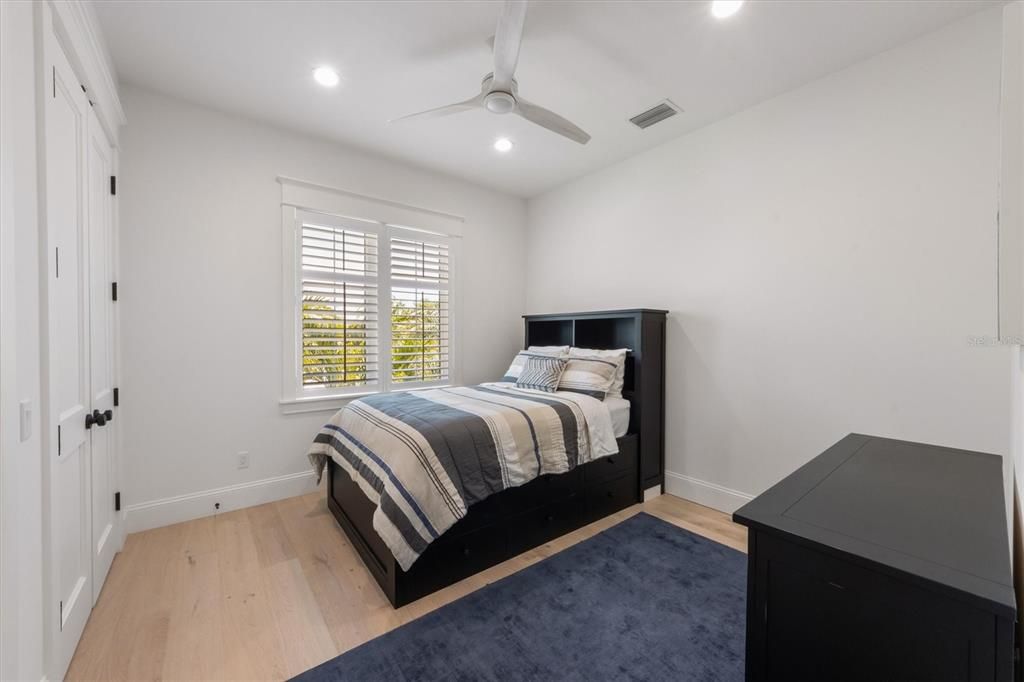 For Sale: $5,995,000 (5 beds, 5 baths, 3400 Square Feet)