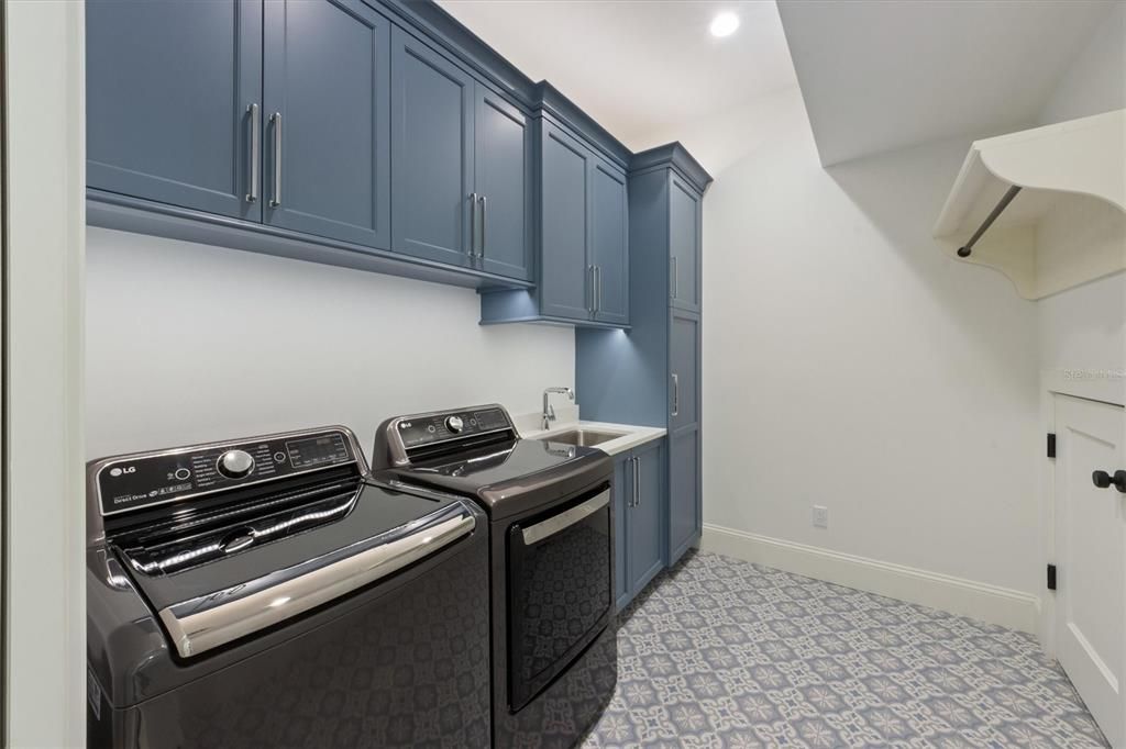 For Sale: $5,995,000 (5 beds, 5 baths, 3400 Square Feet)