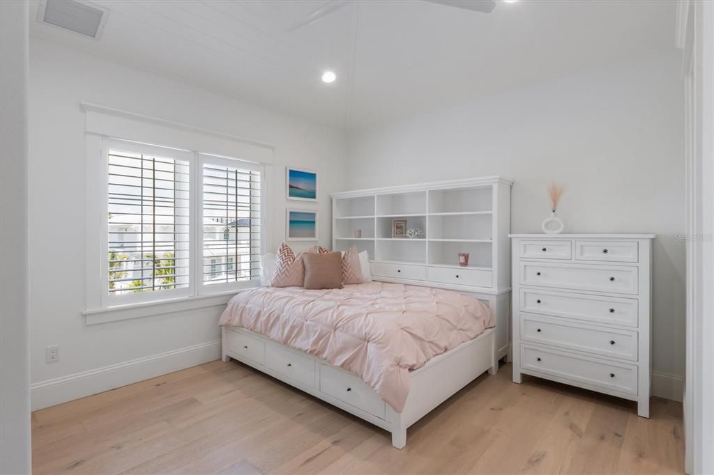 For Sale: $5,995,000 (5 beds, 5 baths, 3400 Square Feet)