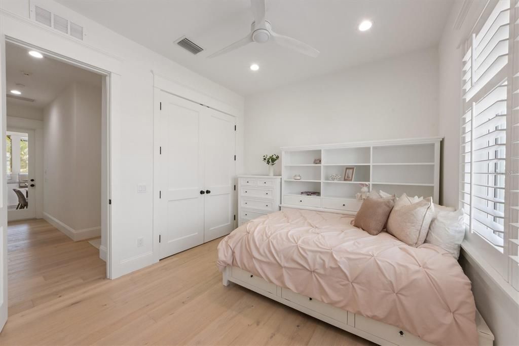 For Sale: $5,995,000 (5 beds, 5 baths, 3400 Square Feet)