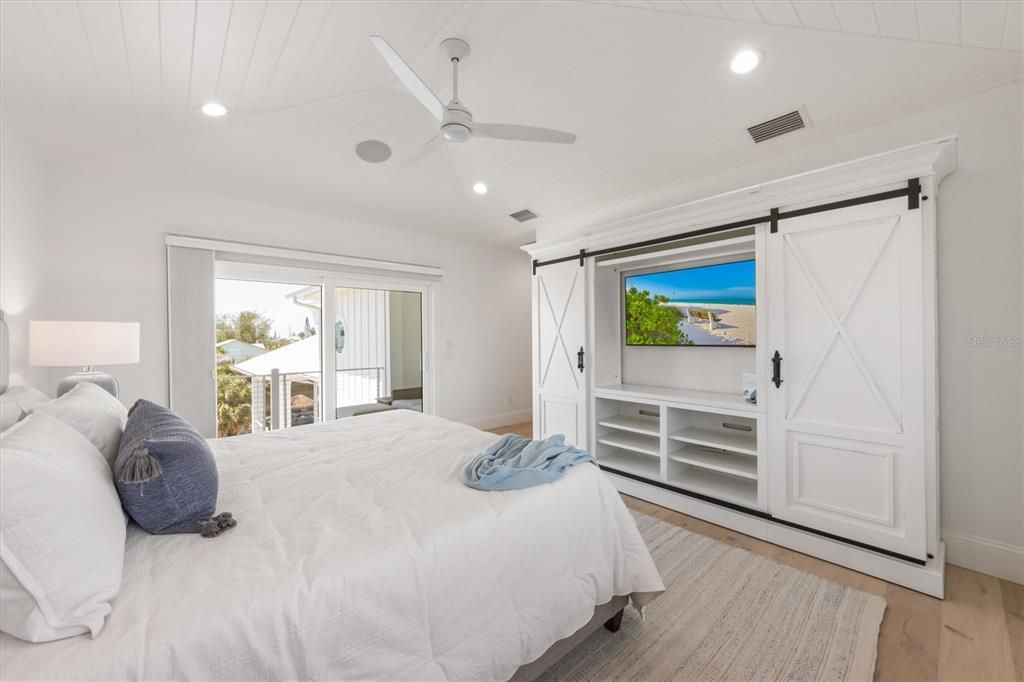 For Sale: $5,995,000 (5 beds, 5 baths, 3400 Square Feet)