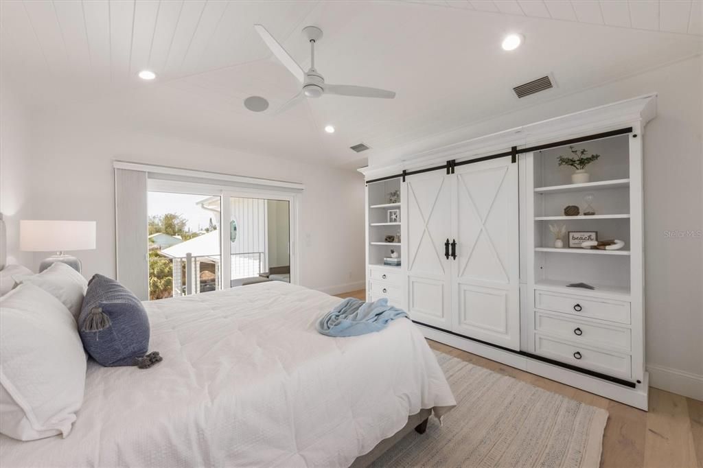 For Sale: $5,995,000 (5 beds, 5 baths, 3400 Square Feet)