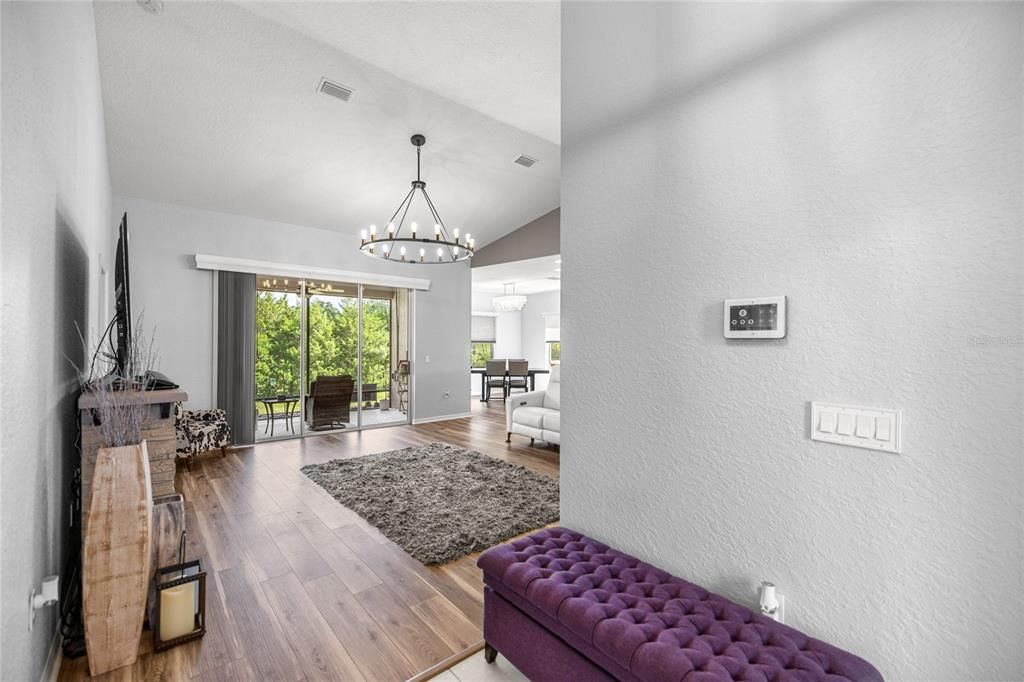 合同活跃: $279,900 (3 贝兹, 2 浴室, 1623 平方英尺)