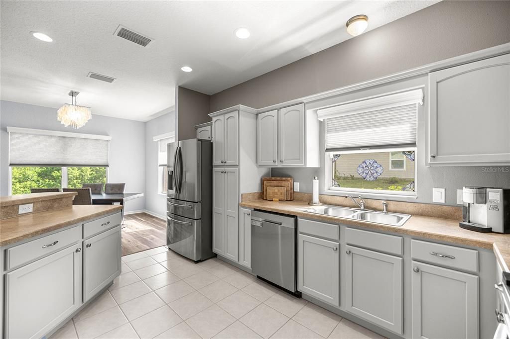 合同活跃: $279,900 (3 贝兹, 2 浴室, 1623 平方英尺)