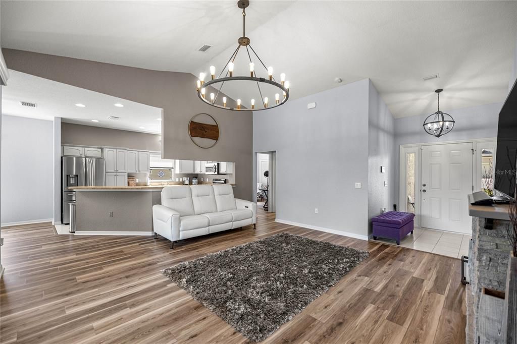 合同活跃: $279,900 (3 贝兹, 2 浴室, 1623 平方英尺)