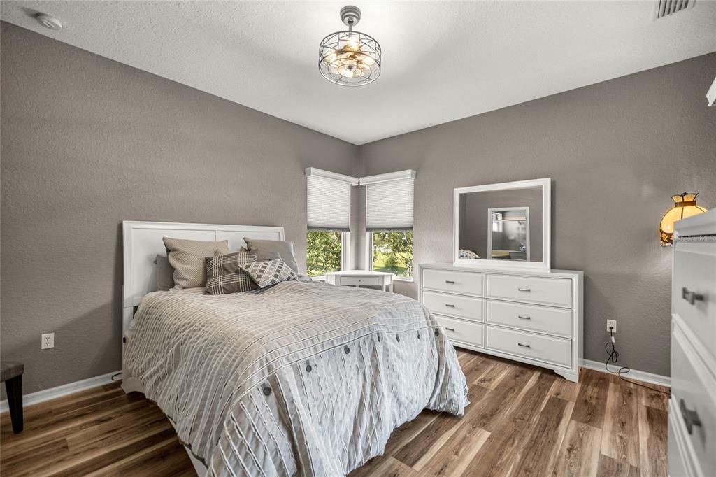 合同活跃: $279,900 (3 贝兹, 2 浴室, 1623 平方英尺)