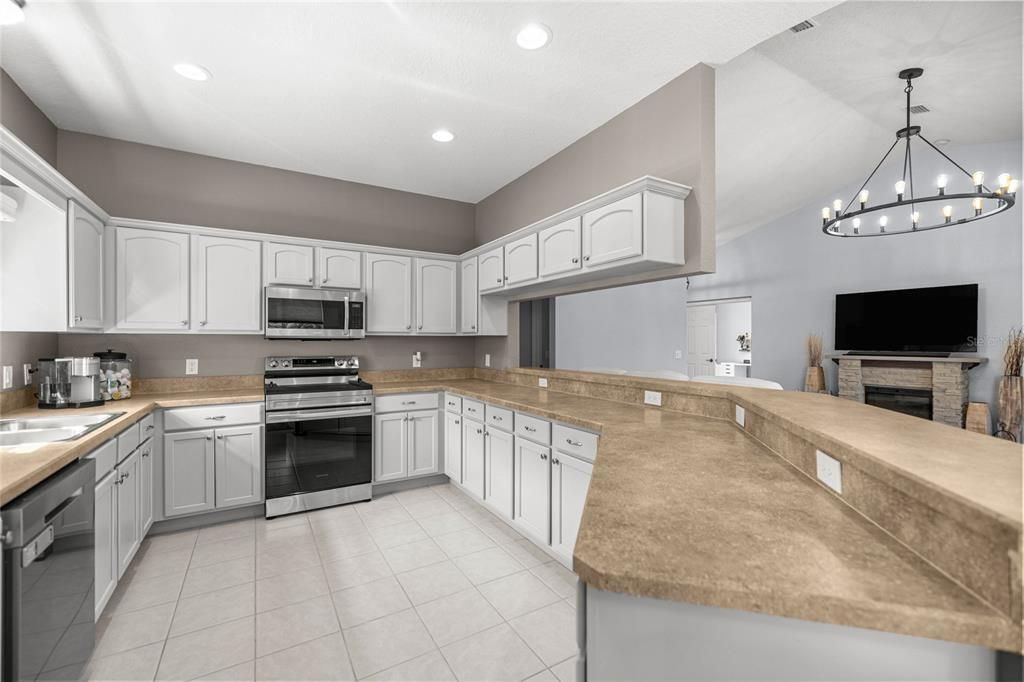 合同活跃: $279,900 (3 贝兹, 2 浴室, 1623 平方英尺)