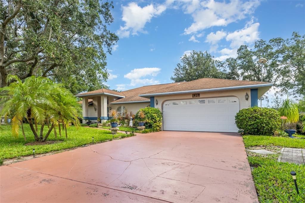 Active With Contract: $250,000 (3 beds, 2 baths, 1974 Square Feet)