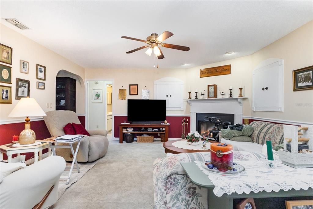 Active With Contract: $250,000 (3 beds, 2 baths, 1974 Square Feet)