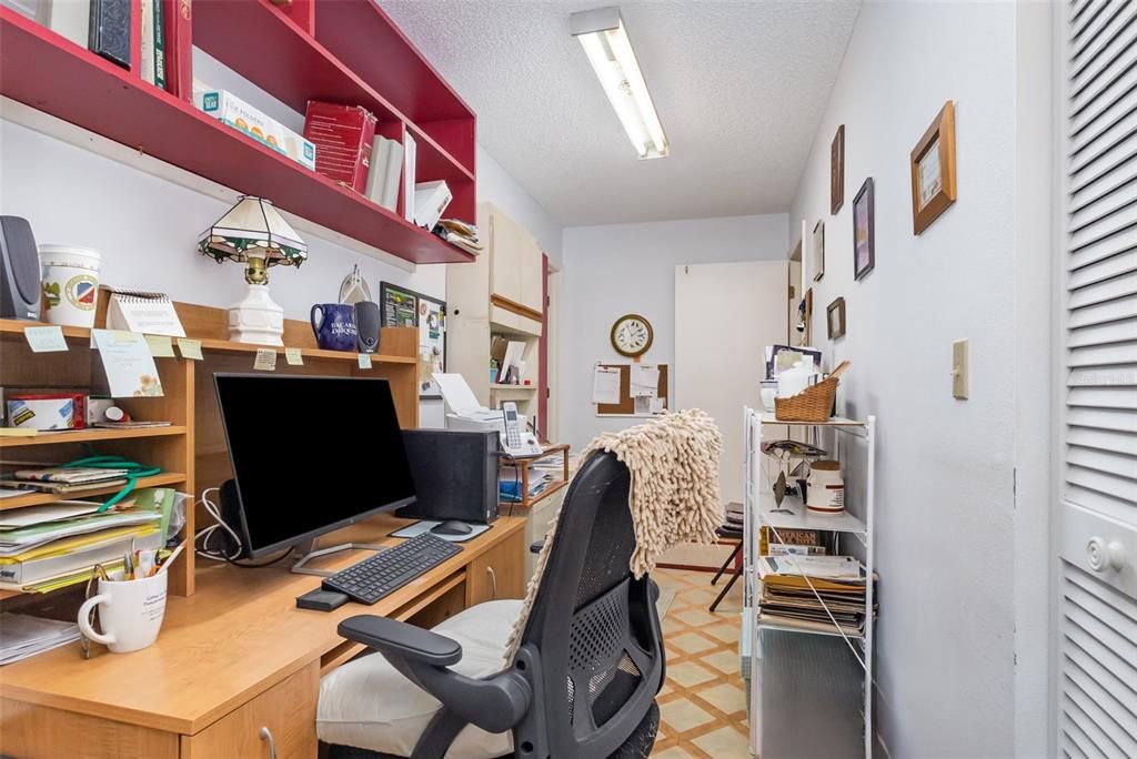 Active With Contract: $250,000 (3 beds, 2 baths, 1974 Square Feet)