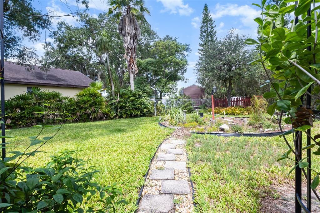 Active With Contract: $250,000 (3 beds, 2 baths, 1974 Square Feet)