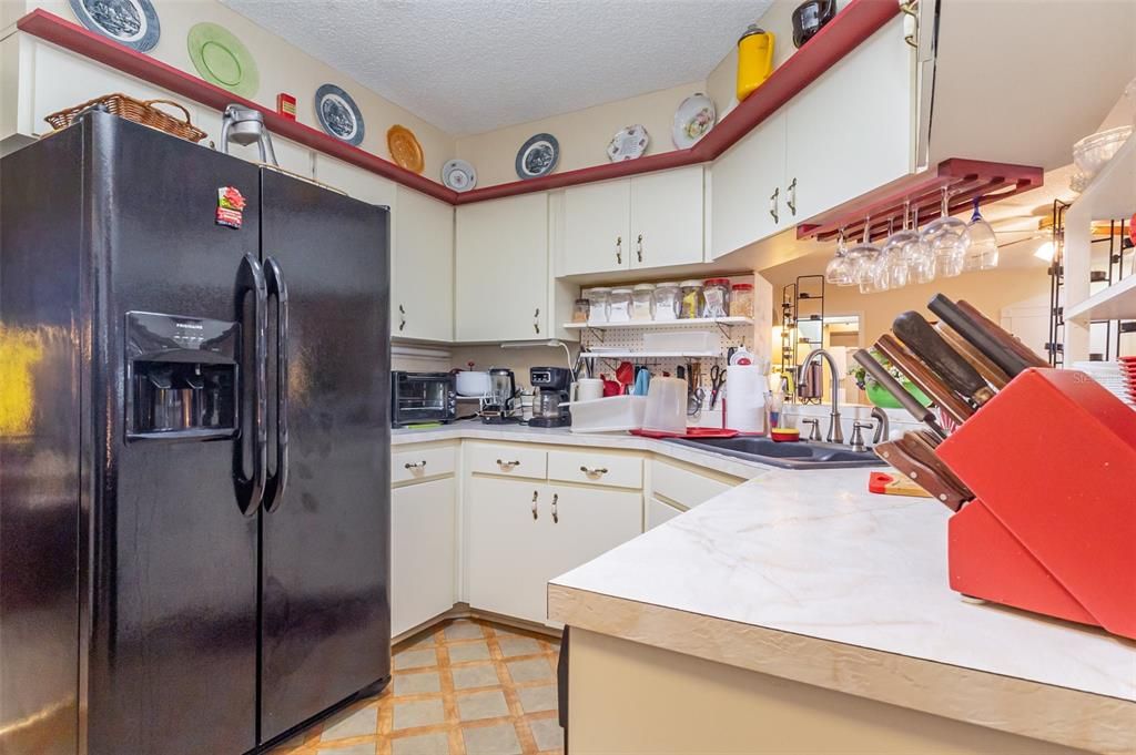 Active With Contract: $250,000 (3 beds, 2 baths, 1974 Square Feet)