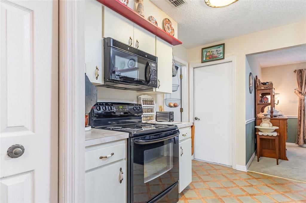 Active With Contract: $250,000 (3 beds, 2 baths, 1974 Square Feet)