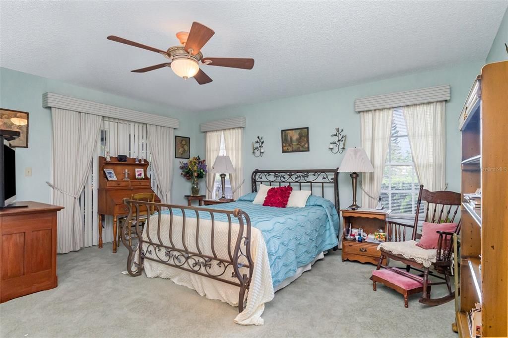 Active With Contract: $250,000 (3 beds, 2 baths, 1974 Square Feet)