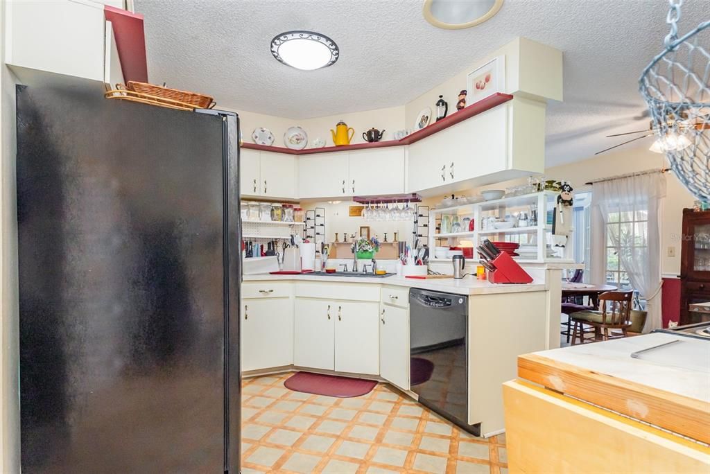 Active With Contract: $250,000 (3 beds, 2 baths, 1974 Square Feet)