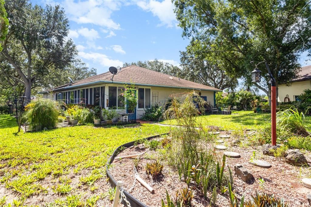 Active With Contract: $250,000 (3 beds, 2 baths, 1974 Square Feet)