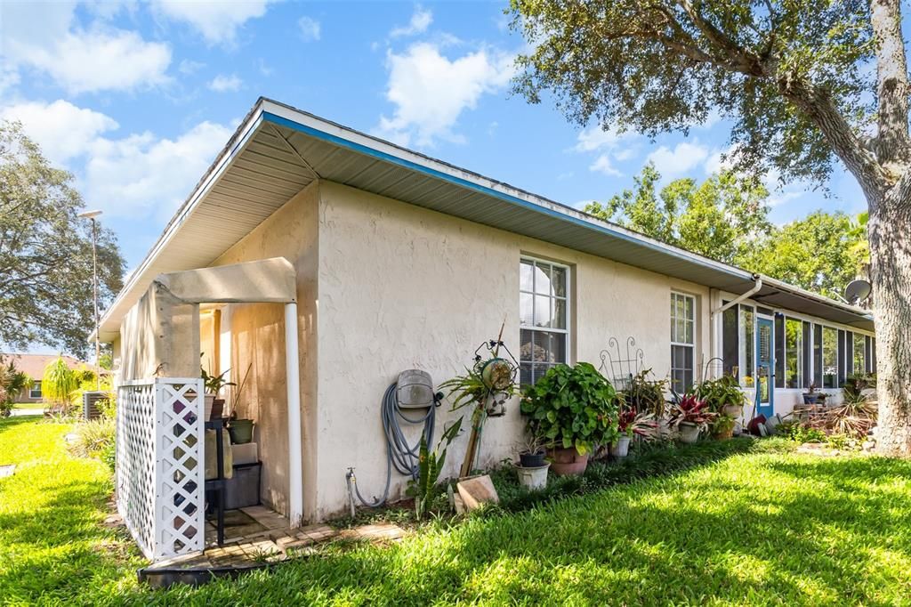 Active With Contract: $250,000 (3 beds, 2 baths, 1974 Square Feet)