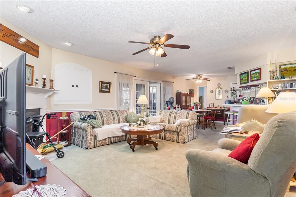 Active With Contract: $250,000 (3 beds, 2 baths, 1974 Square Feet)