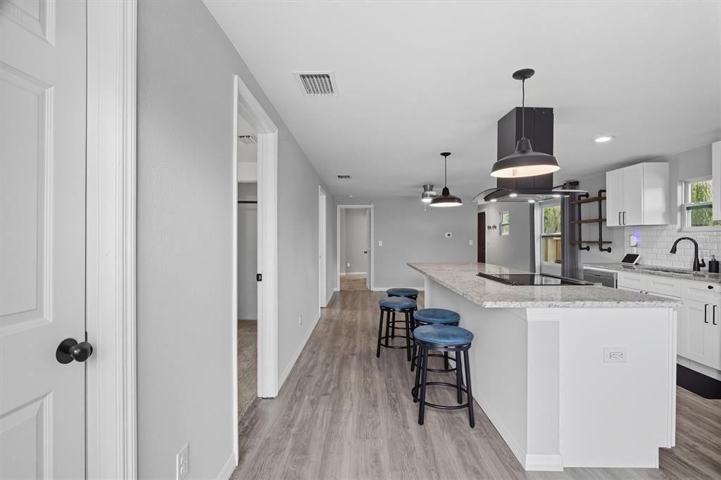 Под контрактом: $275,000 (3 спален, 2 ванн, 1116 Квадратных фут)