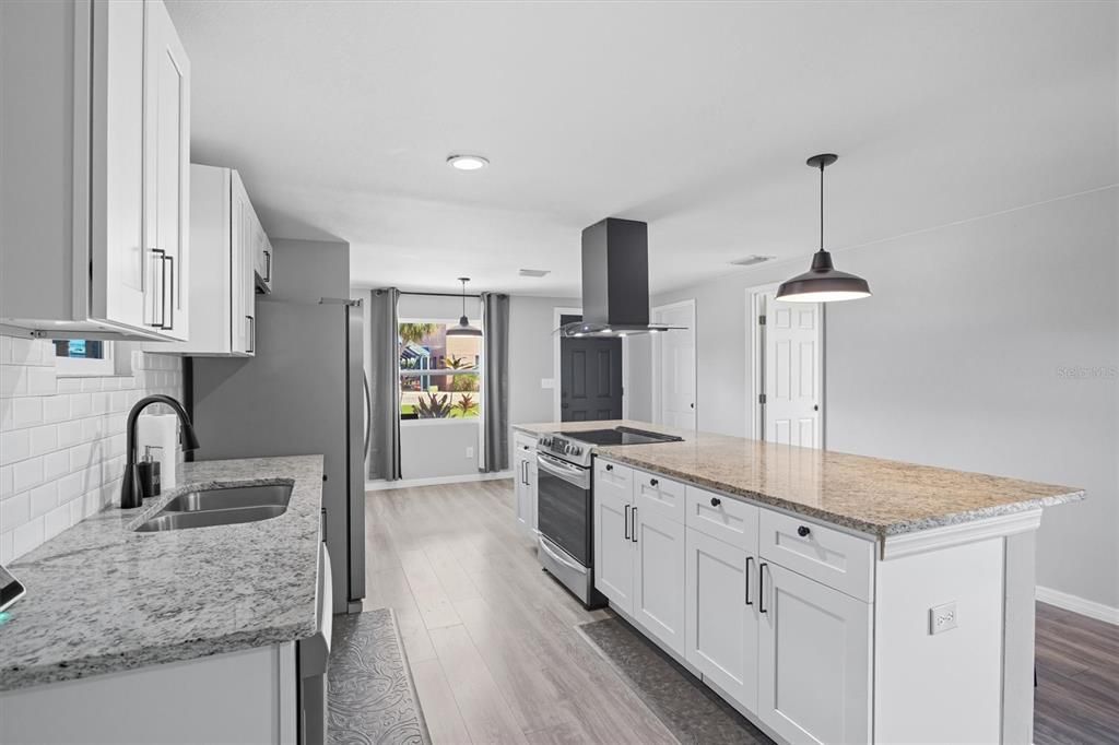 Под контрактом: $275,000 (3 спален, 2 ванн, 1116 Квадратных фут)