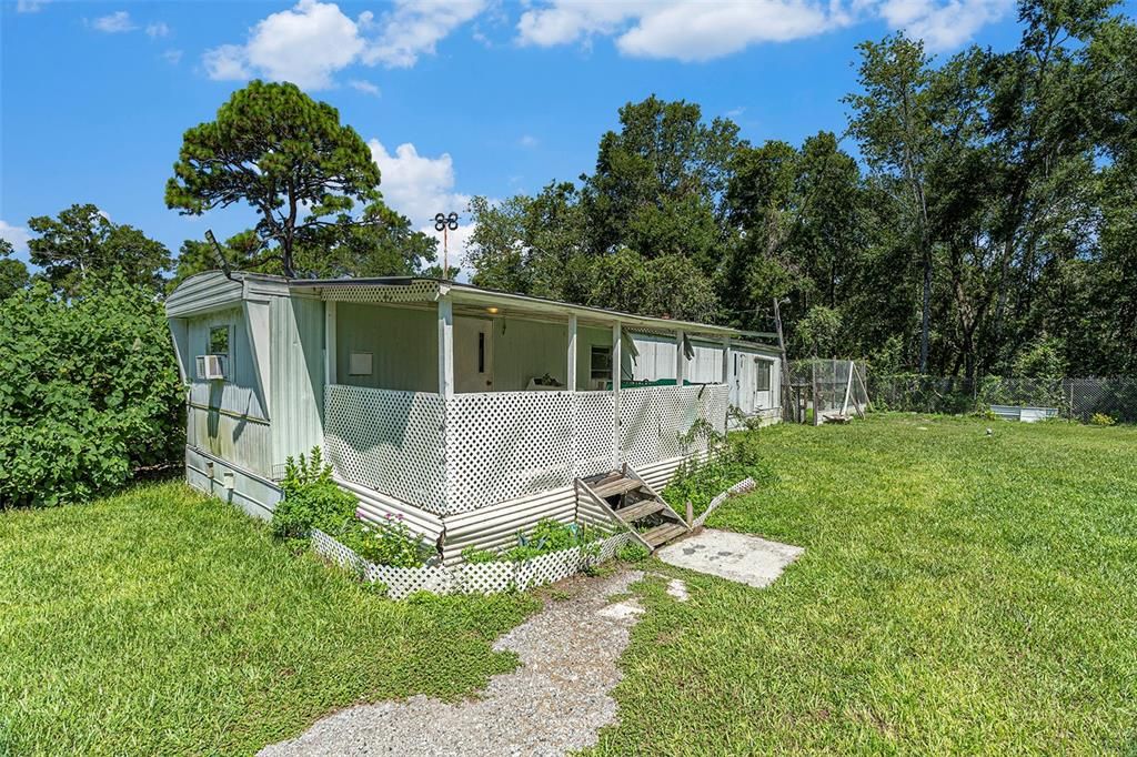 For Sale: $289,900 (5 beds, 2 baths, 2112 Square Feet)