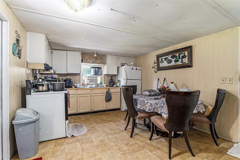 For Sale: $289,900 (5 beds, 2 baths, 2112 Square Feet)