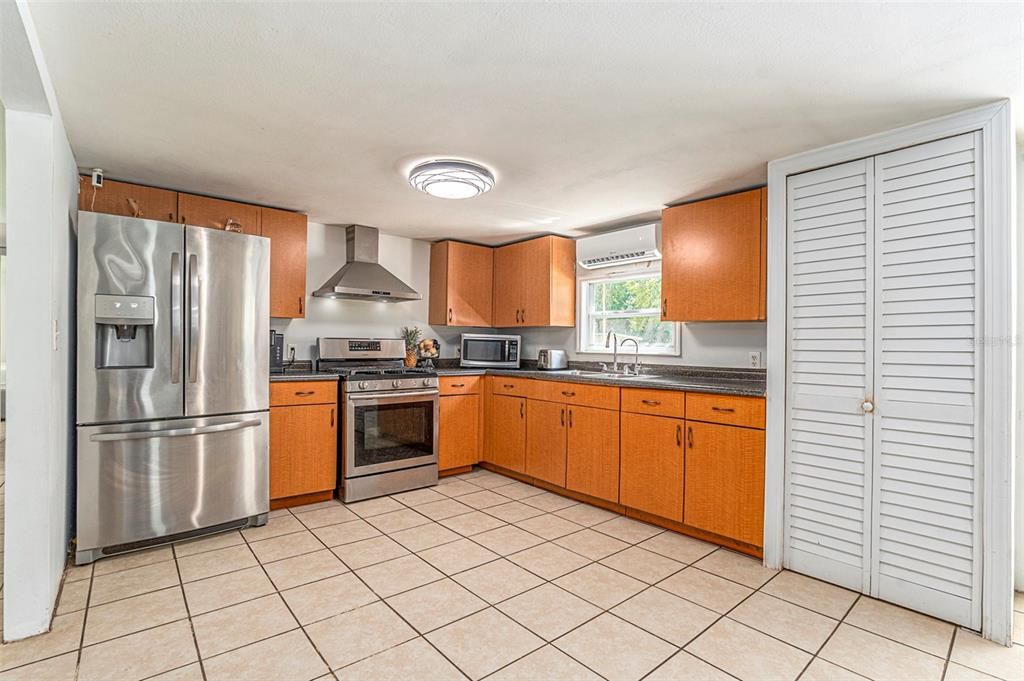 For Sale: $289,900 (5 beds, 2 baths, 2112 Square Feet)