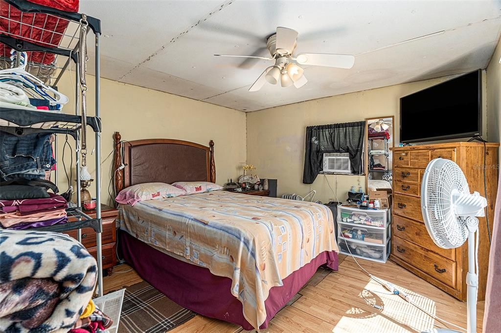 For Sale: $289,900 (5 beds, 2 baths, 2112 Square Feet)