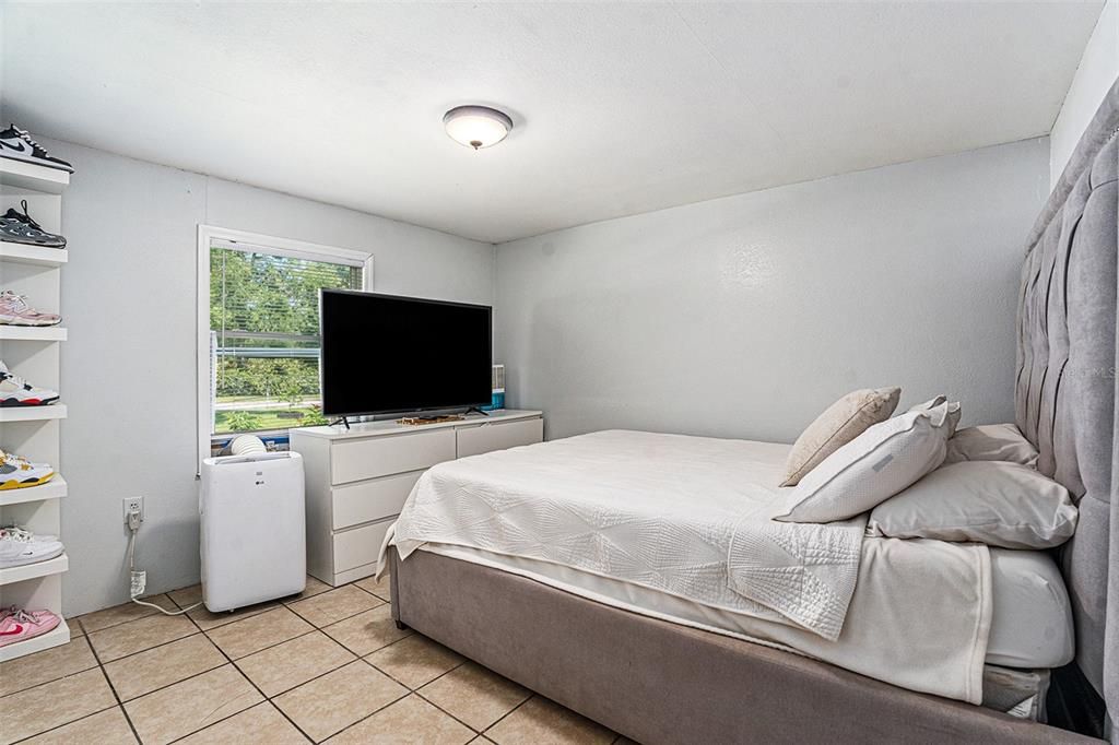 For Sale: $289,900 (5 beds, 2 baths, 2112 Square Feet)