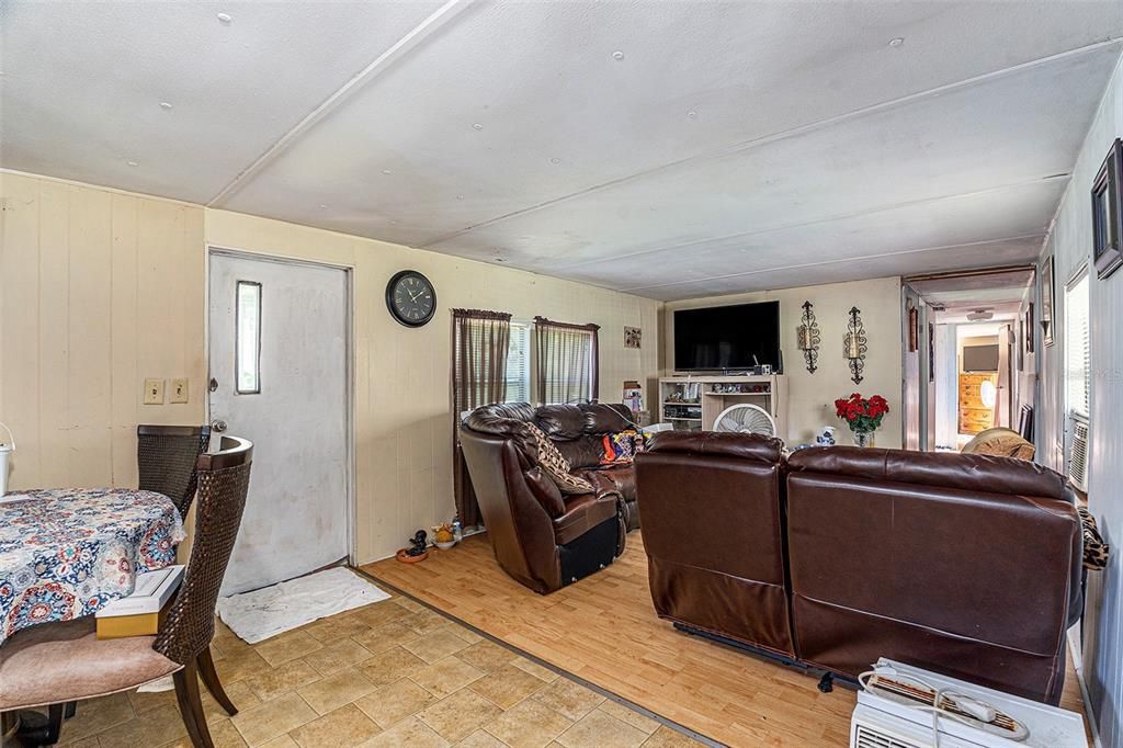 For Sale: $289,900 (5 beds, 2 baths, 2112 Square Feet)