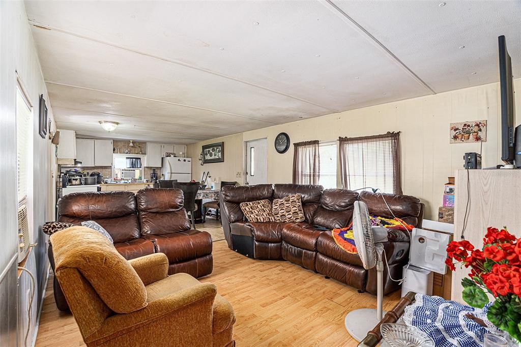 For Sale: $289,900 (5 beds, 2 baths, 2112 Square Feet)