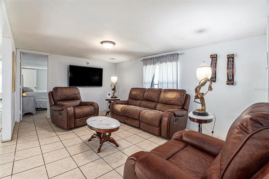 For Sale: $289,900 (5 beds, 2 baths, 2112 Square Feet)